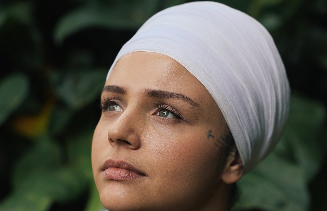 Retrato de Prem Ras Kaur com o queixo erguido, olhar sereno